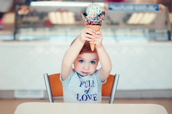 귀여운 스러운 뿌리와 아이스크림 유니콘 생활양식입니다 — 스톡 사진