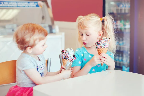 Lifestyleporträt Von Zwei Glücklichen Kaukasischen Niedlichen Entzückenden Lustigen Kindermädchen Die — Stockfoto