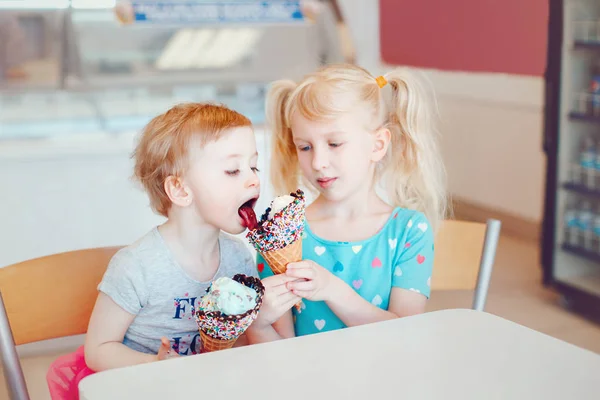 Birlikte Paylaşım Dondurma Oturan Iki Mutlu Beyaz Sevimli Sevimli Komik — Stok fotoğraf