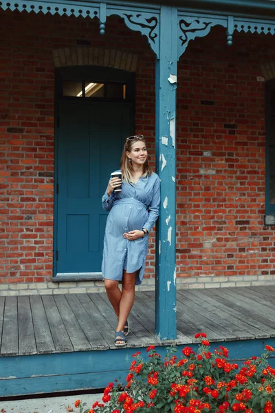 幸せな健康な出産 レンガ壁住宅建築紙コップからコーヒーを飲んで外で立っている妊娠中の若い白人女性の肖像画 妊娠中に悪い 不健康な飲み物食べ物 — ストック写真