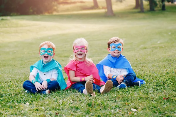 Bambini Caucasici Carini Età Prescolare Che Giocano Supereroi Tre Amici — Foto Stock