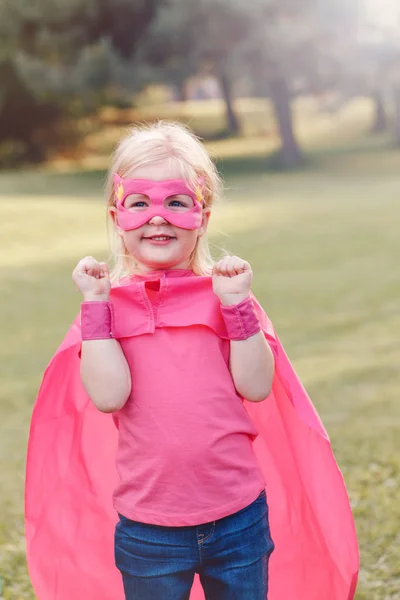 Милый Очаровательный Ребенок Дошкольного Возраста Играющий Супергероя Костюме Девочка Розовой — стоковое фото