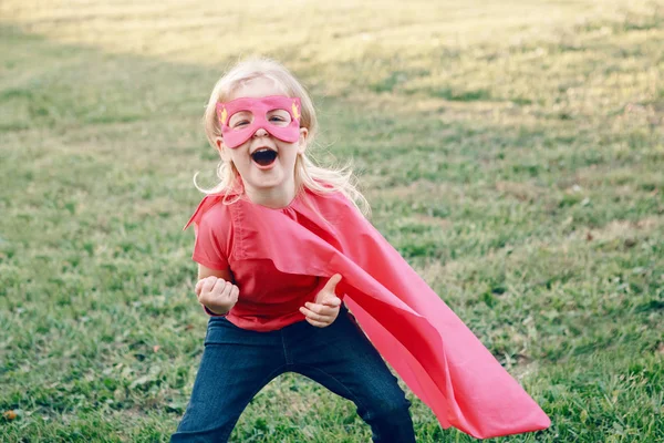 Sonriendo Riéndose Preescolar Niño Caucásico Jugando Superhéroe Disfrazado Niña Con — Foto de Stock