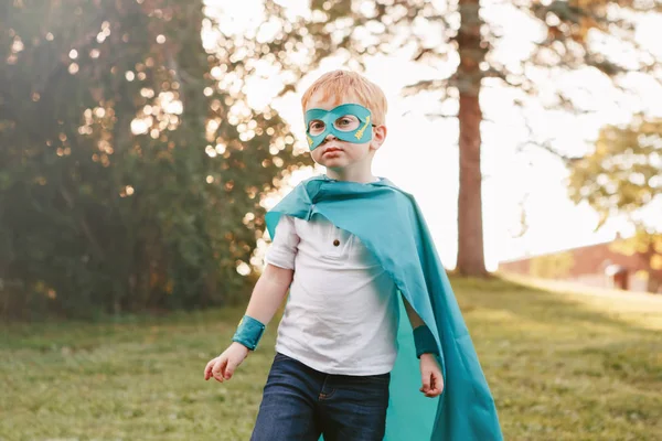 Bonito Adorável Pré Escolar Criança Caucasiana Jogando Super Herói Traje — Fotografia de Stock