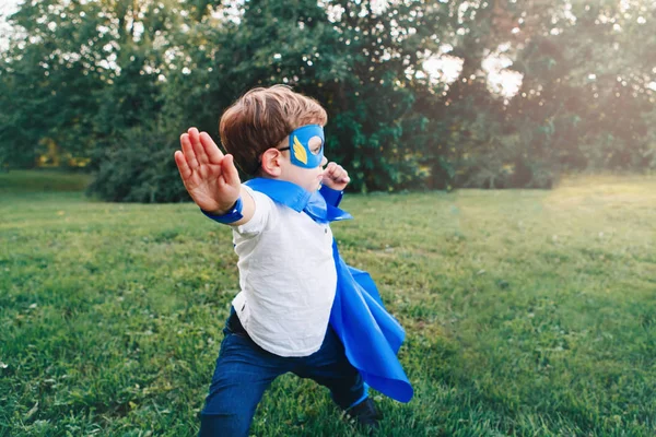 Lindo Niño Caucásico Preescolar Adorable Jugando Superhéroe Traje Azul Niño — Foto de Stock