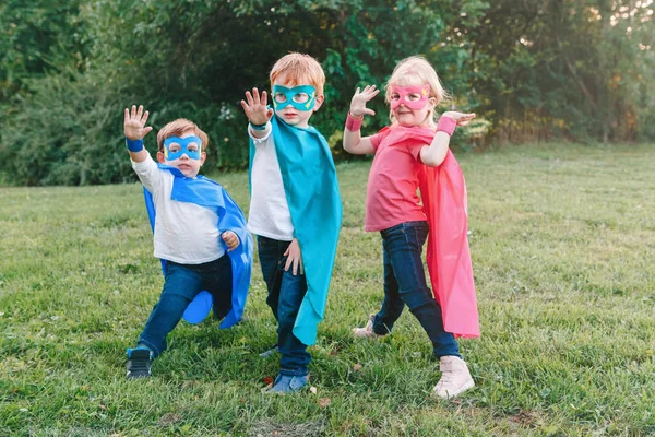 Sevimli Sevimli Okul Öncesi Beyaz Çocuk Erkek Kız Süper Kahramanlar — Stok fotoğraf