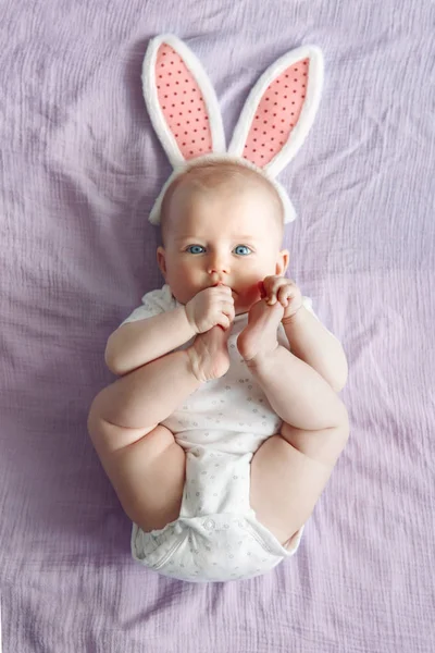 Schattige Schattige Witte Kaukasische Baby Meisje Draagt Roze Paashaas Oren — Stockfoto