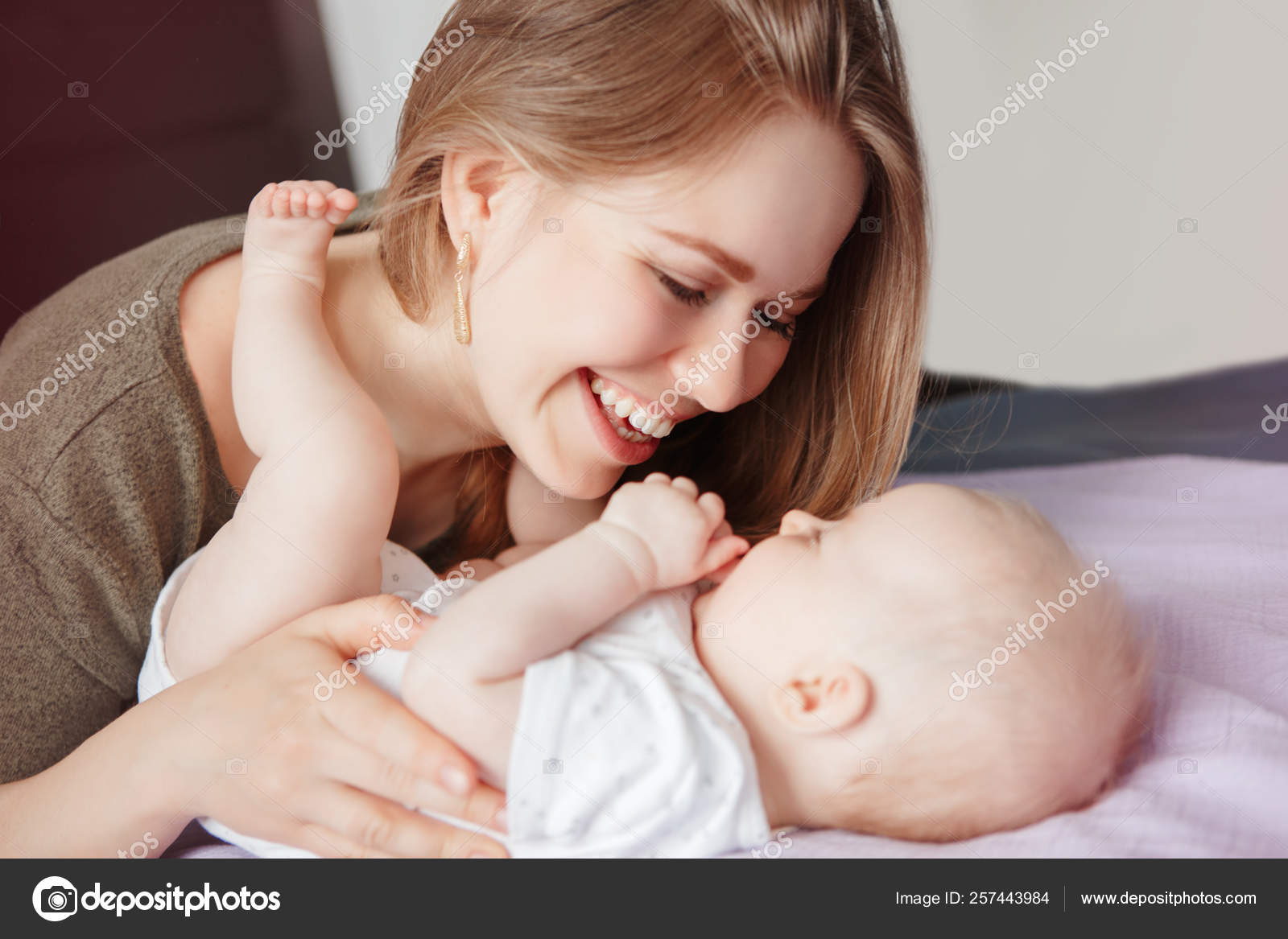 かわいい新生児の赤ちゃんと一緒に遊んでキスを抱きしめている若い白人女性の母親のクローズアップ自宅で 本物の率直な家族のライフスタイル 幸せな母性と子育て ストック写真 C Anoushkatoronto