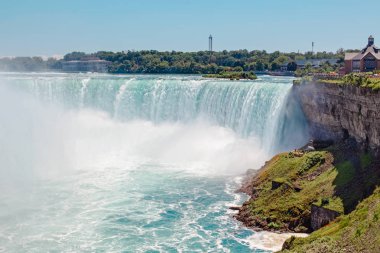 Amerika Birleşik Devletleri ve Kanada arasında Niagara Falls Hava üst manzara görünümü. Güneşli bir günde Kanada Şelalesi nal. Ünlü turist noktası su turu tekne