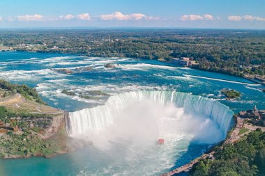 Amerika Birleşik Devletleri ve Kanada arasında Niagara Falls Hava üst manzara görünümü. Güneşli bir günde Kanada Şelalesi nal. Ünlü turist noktası su turu tekne