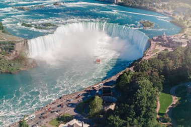 Amerika Birleşik Devletleri ve Kanada arasında Niagara Falls Hava üst manzara görünümü. Güneşli bir günde Kanada Şelalesi nal. Ünlü turist noktası su turu tekne