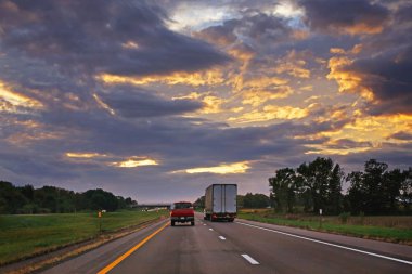 Gece trafik. Sunset akşam yolda otoyol Kanada'da meşgul Toronto City araçlarda. Kırmızı, sarı ve mavi gökyüzü bulutlu gece kentsel görünümü inanılmaz güzel. Film filtreleriyle tonda