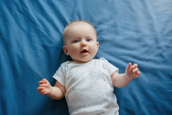 Potret Lucu Lucu Lucu Tersenyum Putih Kaukasia Bayi Laki Laki — Stok Foto