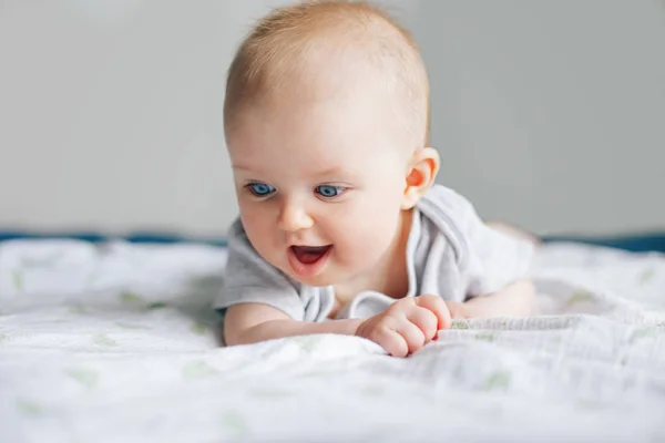 Retrato Primer Plano Adorable Bebé Blanco Caucásico Divertido Con Ojos — Foto de Stock