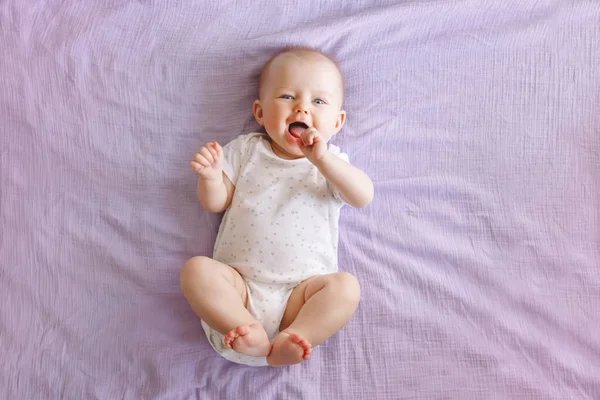 Potret Manis Manis Manis Tersenyum Putih Kaukasia Bayi Laki Laki — Stok Foto