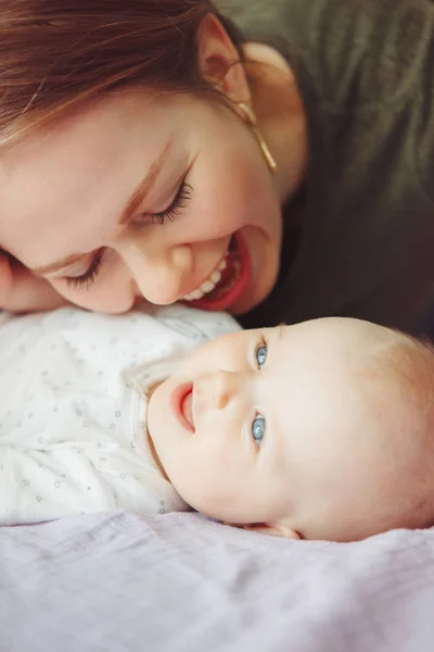 特写镜头的年轻高加索妇女母亲拥抱亲吻玩可爱的新生男婴在家里 真正坦诚的家庭生活方式 快乐的母亲和养育子女 — 图库照片