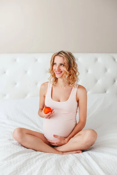 Retrato Mujer Embarazada Rubia Blanca Blanca Sonriente Sosteniendo Fruta Dulce — Foto de Stock