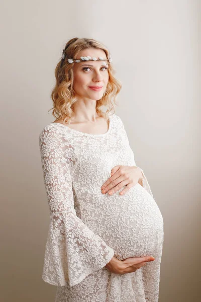 Porträt Einer Lächelnden Weißkaukasischen Blonden Schwangeren Weißen Spitzenkleid Die Ihren — Stockfoto