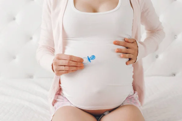 Primer Plano Blanco Caucásico Vientre Mujer Embarazada Con Lindo Chupete — Foto de Stock