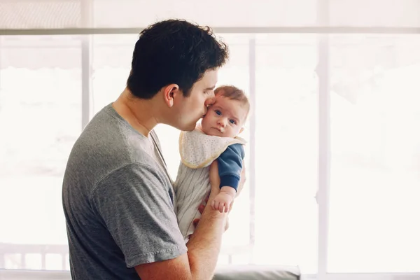 Ayah Muda Kaukasia Memeluk Dan Mencium Bayi Yang Baru Lahir — Stok Foto