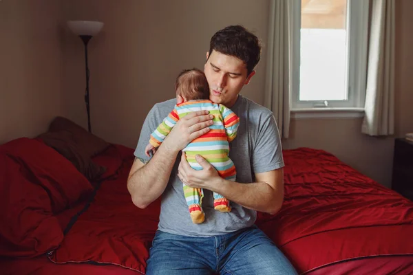Fiatal Kaukázusi Apa Próbálja Lenyugtatni Síró Újszülöttet Férfi Szülő Kezében — Stock Fotó