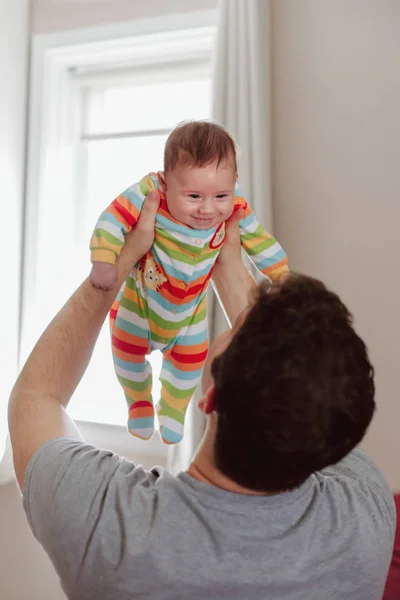Ayah Muda Kaukasia Memeluk Dan Tersenyum Berbicara Dengan Bayi Yang — Stok Foto