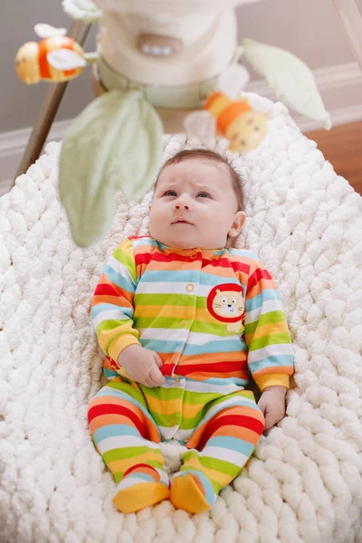 Manis Manis Manis Tersenyum Putih Kaukasia Bayi Laki Laki Berbaring — Stok Foto