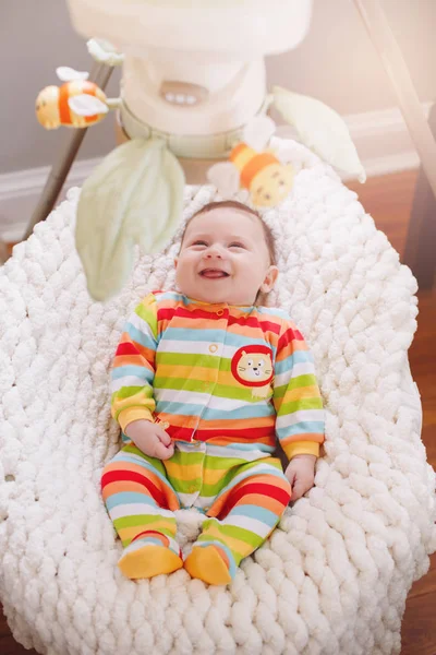 Manis Manis Manis Tersenyum Putih Kaukasia Bayi Perempuan Berbaring Kursi — Stok Foto