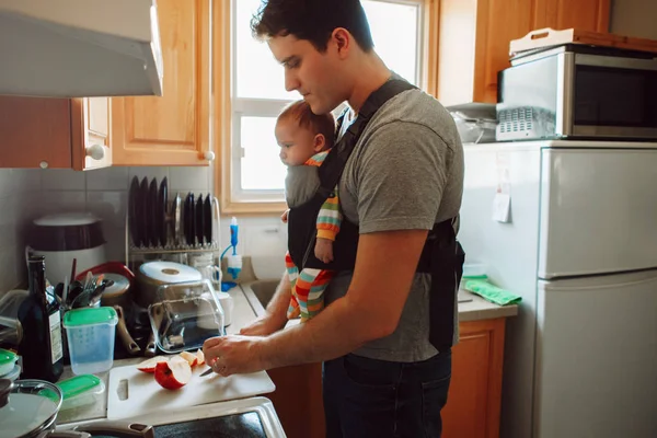 Joven Padre Caucásico Con Bebé Recién Nacido Portador Preparando Almuerzo —  Fotos de Stock