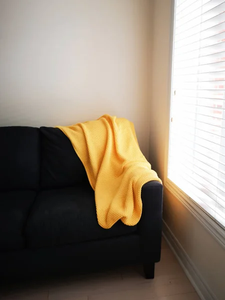 Helder Gele Gebreide Deken Liggend Donker Zwartbruin Sofa Bank Buurt — Stockfoto
