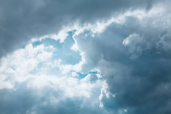 Ciemnoniebieskie Niebo Szarymi Chmurami Dramatyczny Widok Promieni Słonecznych Światła Pochodzące — Zdjęcie stockowe
