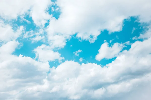 Niebieskie Błękitne Niebo Białymi Chmurami Spokojny Spokój Idylliczny Widok Światła — Zdjęcie stockowe