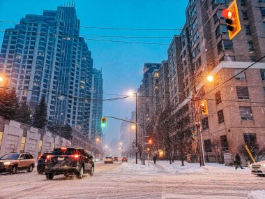 Gece geç saatlerde açık kış kenti Toronto manzara manzara. Binalar, evler, ağaçlar, yollar ve sokaklar karla kaplı. Yoğun kar fırtınası doğal afet felaketi. 