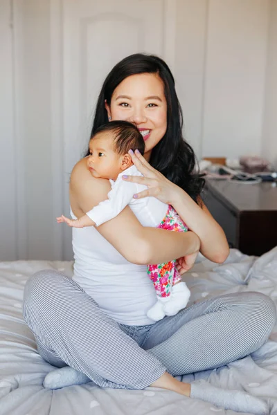 ปภาพของแม เอเช มสวยถ กสาวทารกทารกทารกทารกทารกแรกเก ครอบคร ความส ขในห องนอน โฮมไลฟ สไตล — ภาพถ่ายสต็อก