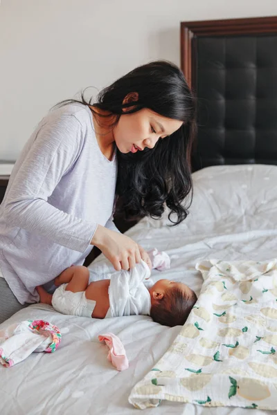 Ibu Cina Sibuk Mengganti Popok Untuk Bayi Bayi Perempuan Gaya — Stok Foto