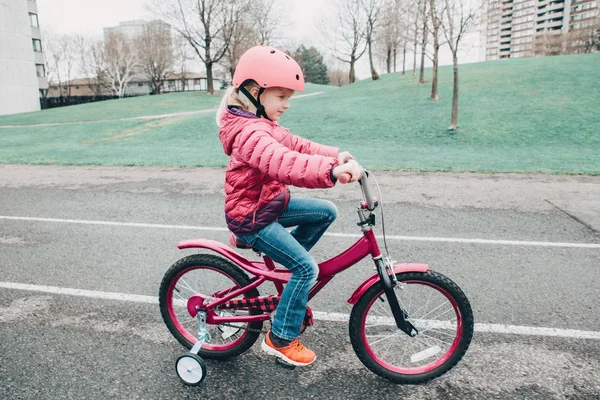 Retrato Menina Pré Escolar Branca Sorridente Andando Bicicleta Rosa Capacete — Fotografia de Stock