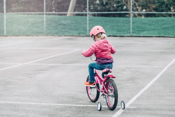 Menina Pré Escolar Caucasiana Andando Bicicleta Rosa Capacete Estrada Quintal — Fotografia de Stock