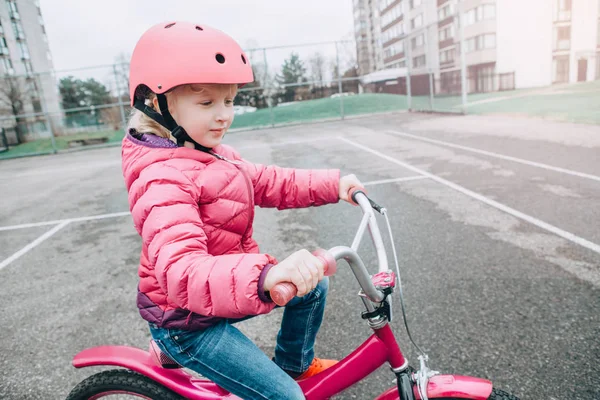 Portréja Mosolygó Kaukázusi Preschooler Lány Lovaglás Rózsaszín Kerékpár Bicikli Sisakot — Stock Fotó