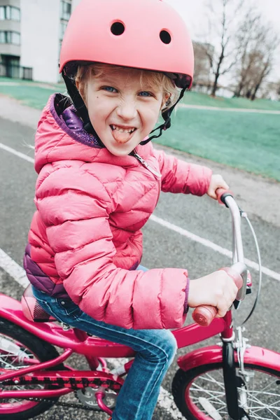 Leende Kaukasiska Förskolebarn Flicka Rida Rosa Cykel Cykel Hjälm Backyard — Stockfoto