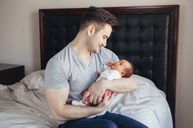 Onun yeni doğan karışık ırk Asya Çinli bebek ile Genç Kafkas baba baba. Erkek erkek ebeveyn tutan çocuk kızı oğlu. Otantik yaşam tarzı hassas an dokunmadan. Bekar baba ailesi.