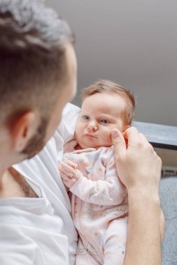 Beyaz baba, komik yeni doğmuş bir bebek taşıyor. Erkek adam ebeveyn elinde tombul çocuk kızı oğlu sallanan. Otantik yaşam tarzı belgesel an. Bekar baba aile hayatı 