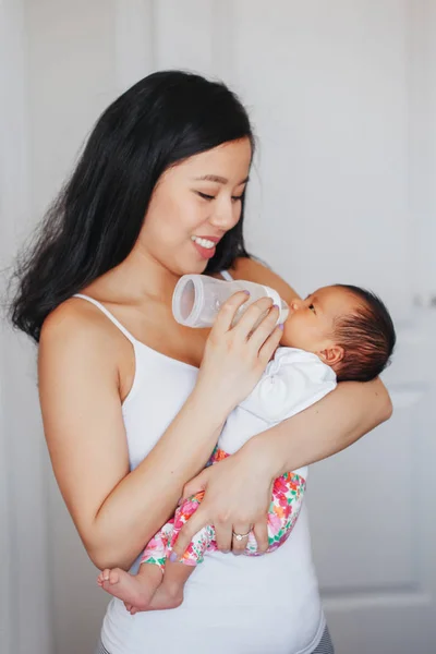 Potret Ibu Muda Tionghoa Asia Memberi Makan Bayi Perempuan Bayi — Stok Foto