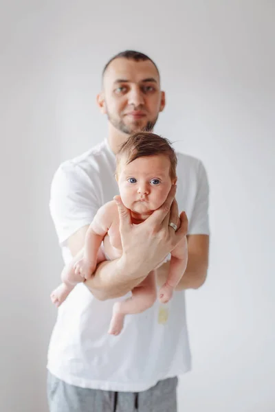 Jovem Pai Barba Branca Segurando Carregando Bebê Recém Nascido Homem — Fotografia de Stock