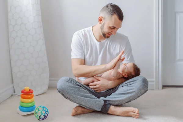 Ayah Berjenggot Kaukasia Muda Menggendong Bayi Yang Baru Lahir Dengan — Stok Foto