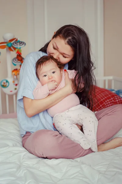 Potret Ras Campuran Indah Ibu Asia Berciuman Merangkul Bayinya Yang — Stok Foto