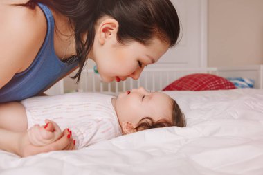 Karışık portre sevimli tatlı yarış Asya anne yeni doğan bebek bebeğini kucaklayan dokunmadan öpüşme. Erken geliştirme ve sağlık yaşam tarzı kavramı. 