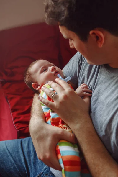Joven Padre Caucásico Tratando Calmar Bebé Recién Nacido Hombre Hombre — Foto de Stock