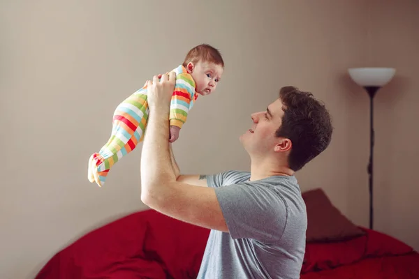 Joven Padre Caucásico Abrazando Sonriendo Hablando Con Bebé Recién Nacido —  Fotos de Stock