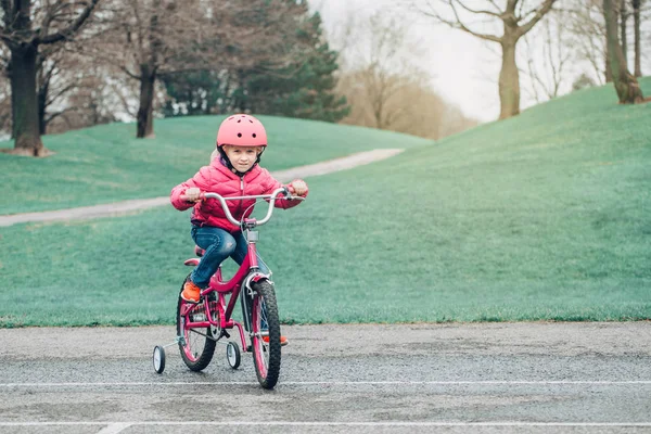 Retrato Niña Preescolar Caucásica Sonriente Montando Bicicleta Rosa Casco Camino —  Fotos de Stock