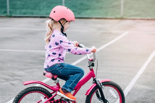 Retrato Menina Pré Escolar Branca Sorridente Andando Bicicleta Rosa Capacete — Fotografia de Stock